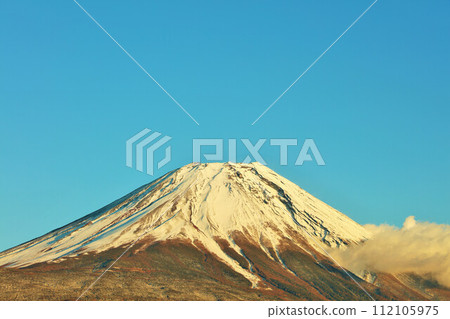 富士山在冬天的夜晚變成金色 富士山在冬天的夜晚變成金色 112105975