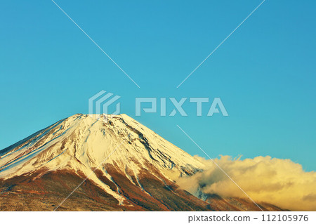 富士山在冬天的夜晚變成金色 富士山在冬天的夜晚變成金色 112105976