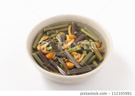 蕨滑子在水裡煮 112105991