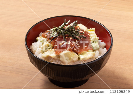 Avocado tuna bowl 112106249