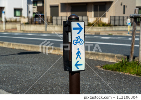 road sign  112106304