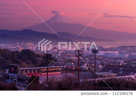 從日本平看到的朝霞和春霧中的足球場，以及笠雲中的富士山 112106576