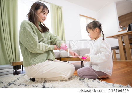 Playing house: Parents and children playing doctor (mother and daughter) Playing house: Parents and children playing doctor (mother and daughter) 112106739