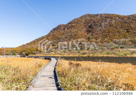 Autumn in Maebashi City, Gunma Prefecture: Mt. Akagi Kakumanbuchi in autumn leaves 112106986
