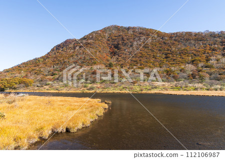 Autumn in Maebashi City, Gunma Prefecture: Mt. Akagi Kakumanbuchi in autumn leaves 112106987