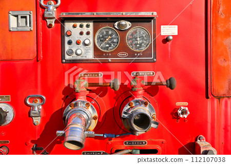 老式消防車,出水口,靠近進水口 老式消防車,出水口,靠近進水口 112107038