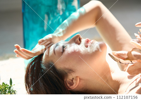 躺在陽光下的女人 112107156