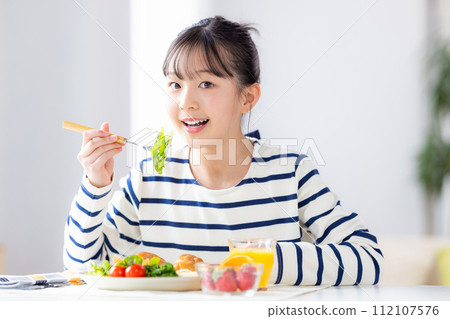 Family image Girl eating breakfast 112107576