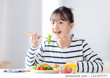 Family image Girl eating breakfast 112107577