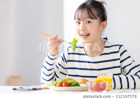 Family image Girl eating breakfast 112107578