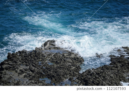 從懸崖頂俯瞰日本海波濤洶湧的大海景色 112107593