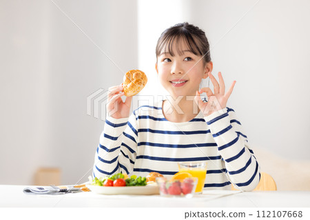 Family image Girl eating breakfast Family image Girl eating breakfast 112107668