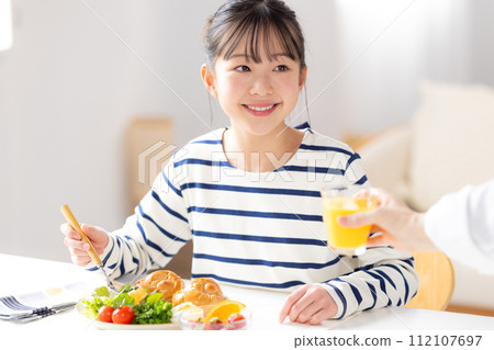 Family image Girl eating breakfast 112107697