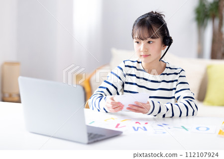 一個女孩在網路上參加英語會話課程 112107924