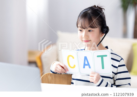 一個女孩在網路上參加英語會話課程 一個女孩在網路上參加英語會話課程 112107939