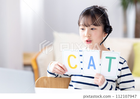 一個女孩在網路上參加英語會話課程 112107947