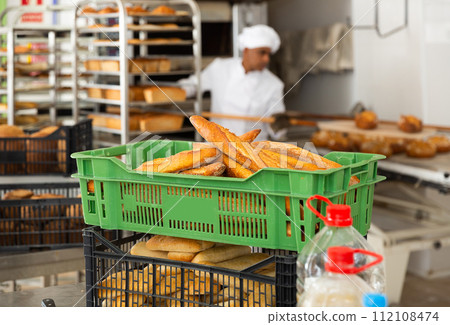 baguette in green and black box in kitchen 112108474