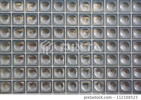 [紋理] 透鏡牆呈網格狀排列 112108523