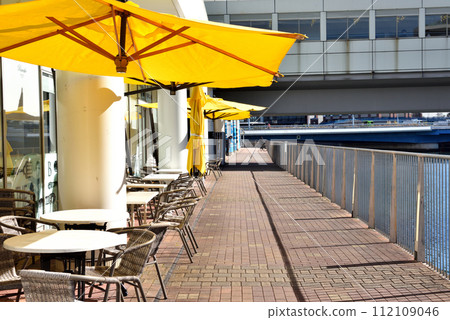 橫濱灣水餐廳露台座位配有黃色帳篷 112109046