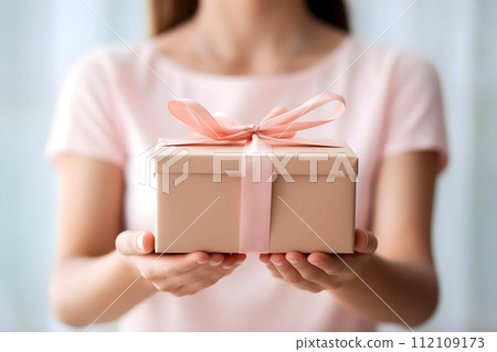 女人收到禮物後很高興 2 AI 生成的圖像 112109173