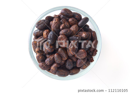 Roasted cocoa beans in a glass bowl 112110105