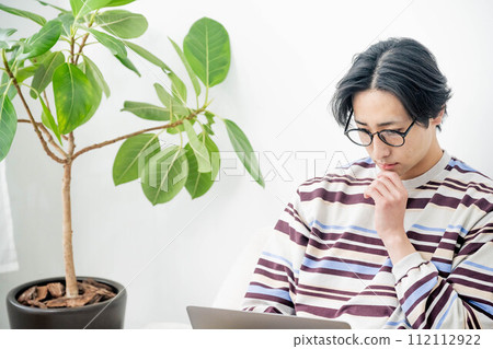 在房間里工作的年輕人 112112922