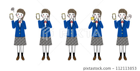 穿著制服的女學生拿著智慧型手機,做出各種表情 穿著制服的女學生拿著智慧型手機,做出各種表情 112113853