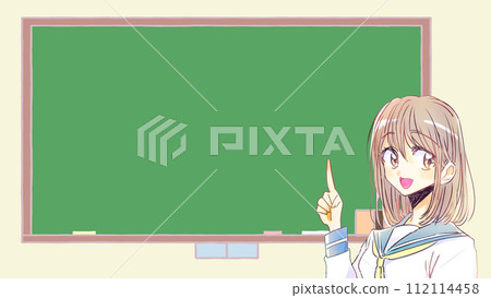 女學生微笑著指著黑板 112114458