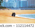 Lovers walking on the winter beach 112114472