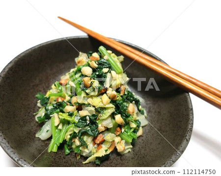 Delicious spinach and Chinese cabbage with nuts 112114750