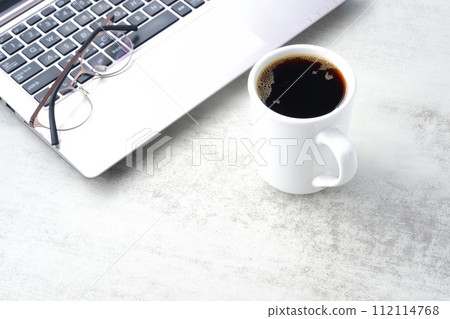在電腦前工作時，享受一杯現煮咖啡的茶歇。 112114768