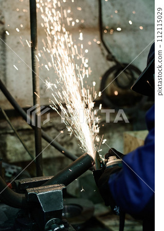 Unrecognizable welder working in workshop, vertical crop shot, copy space Unrecognizable welder working in workshop, vertical crop shot, copy space 112115029