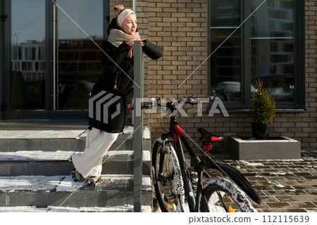 Lifestyle concept, a young woman rented a bicycle to spend an interesting time Lifestyle concept, a young woman rented a bicycle to spend an interesting time 112115639