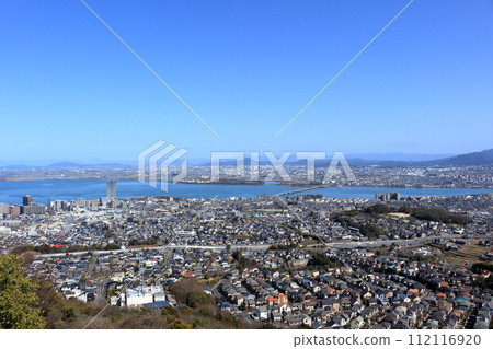 從池之內展望台眺望琵琶湖對面的大津市、草津市、守山市 從池之內展望台眺望琵琶湖對面的大津市、草津市、守山市 112116920
