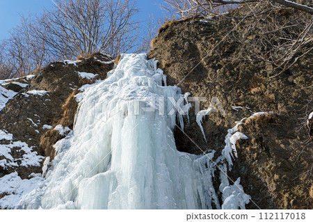 抬頭仰望冰凍的瀑布 抬頭仰望冰凍的瀑布 112117018