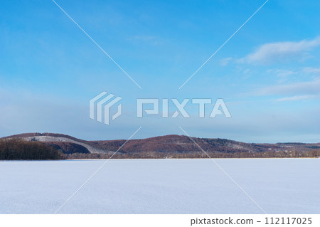 冬天的藍天和白雪覆蓋的湖泊和山丘 冬天的藍天和白雪覆蓋的湖泊和山丘 112117025