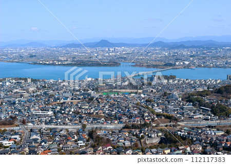 琵琶湖對岸的大津市區和草津市的風景 琵琶湖對岸的大津市區和草津市的風景 112117383