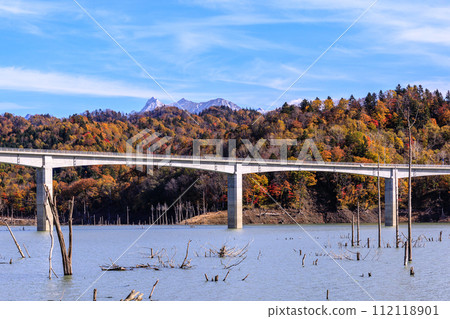 北海道夕張市，夕張山和周波羅湖的紅葉被小雪覆蓋 [10 月] 112118901
