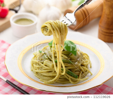 Bright green pasta with Genovese basil 112119026