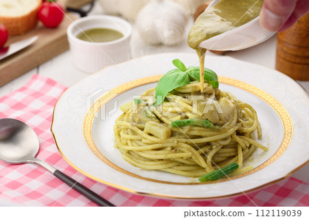 鮮綠色義大利麵配熱那亞羅勒 112119039