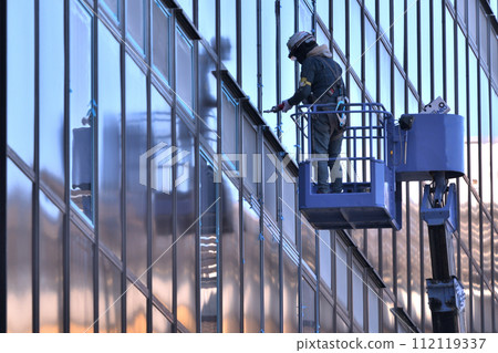 施工現場-使用高空作業車進行密封作業的作業場景 112119337