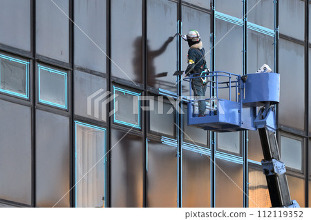 Construction site: Sealing work performed using an aerial work vehicle Construction site: Sealing work performed using an aerial work vehicle 112119352