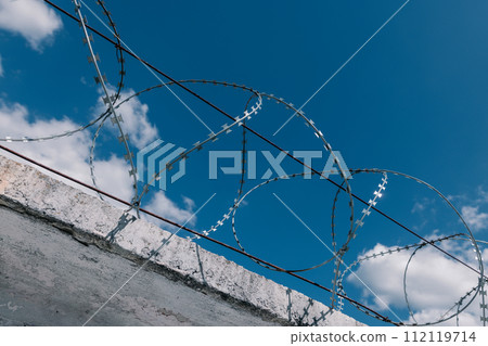 concrete prison fence, prison fence with barbed wire concrete prison fence, prison fence with barbed wire 112119714