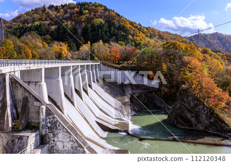Shimizusawa Dam colored with autumn leaves in Yubari City, Hokkaido [October] 112120348