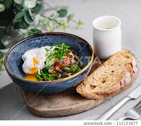 Salad of asparagus, tomatoes and poached egg 112121677