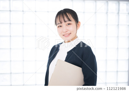 護士、學生或醫護人員拿著筆記型電腦看著相機的圖片 112121986