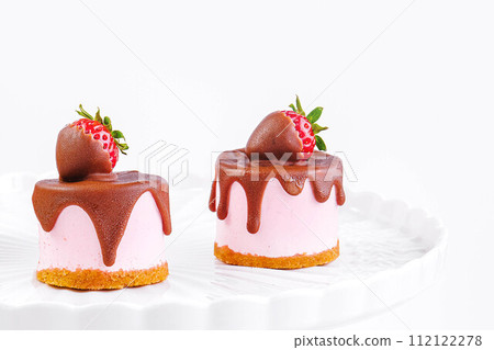 souffle cakes with fresh strawberries isolated souffle cakes with fresh strawberries isolated 112122278