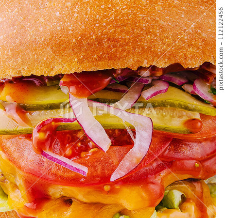 juicy homemade hamburger with beef burger closeup juicy homemade hamburger with beef burger closeup 112122456