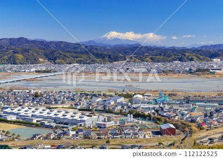 Mt. Fuji seen from Makinohara Park in Shimada City, Shizuoka Prefecture, and the Oigawa River, the urban area of Shimada, spread out below. 112122525