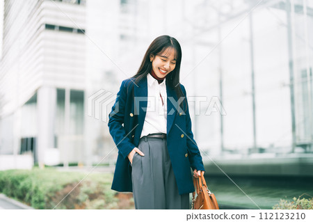 Stylish business woman commuting 112123210